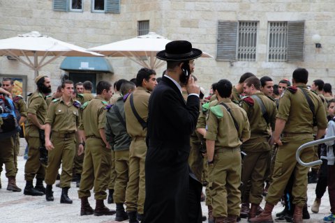 Orthodoxer Jude am Handy und jüdische Soldaten