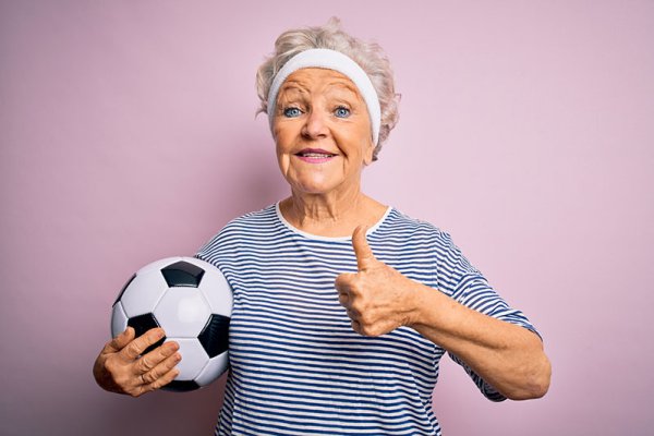 Seniorin mit Fußball