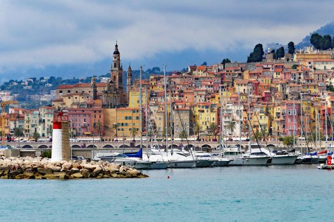 Menton Altstadt Hafeneinfahrt