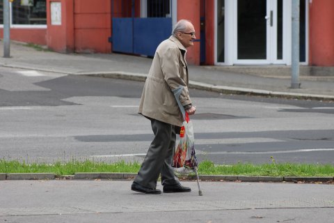 Alter Mann mit Stöcken