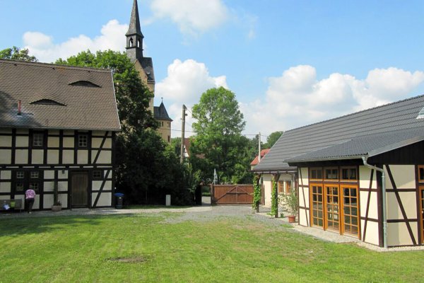 Nöbdenitz Pfarrhof mit Kirche