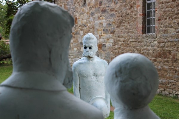 Nietzsche-Skulptur vor Kirche
